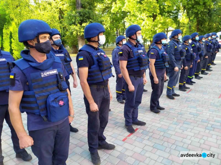 В Авдеевке поблагодарили спасателей, восстанавливающих разрушенные дома