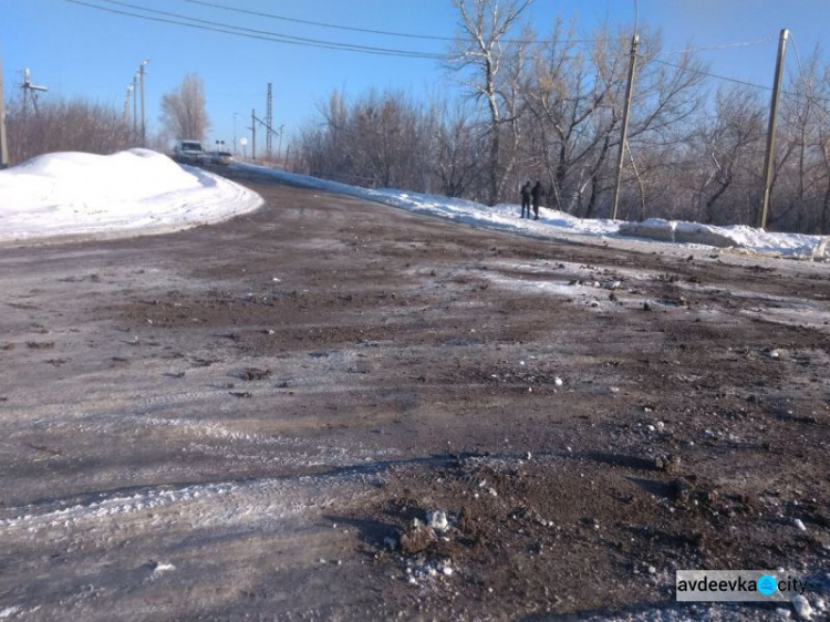 Авдеевка: дорога через железнодорожный переезд стала безопаснее (ФОТОФАКТ)