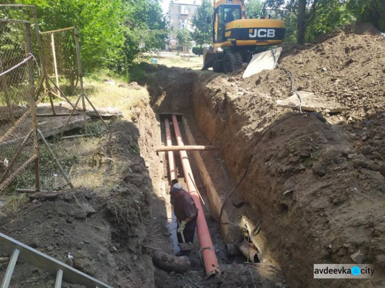 Комунальники подовжують готувати тепломережі Авдіївки до опалювального сезону