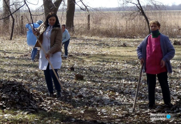 В Авдіївці військові та місцеві медики вийшли на суботник