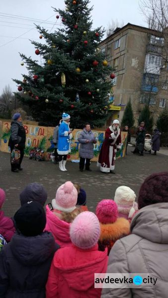 В прифронтовой Авдеевке рождественская елка зажгла огни (ФОТО)