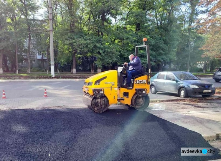 В Авдіївці комунальники оновили частину головного проспекту міста