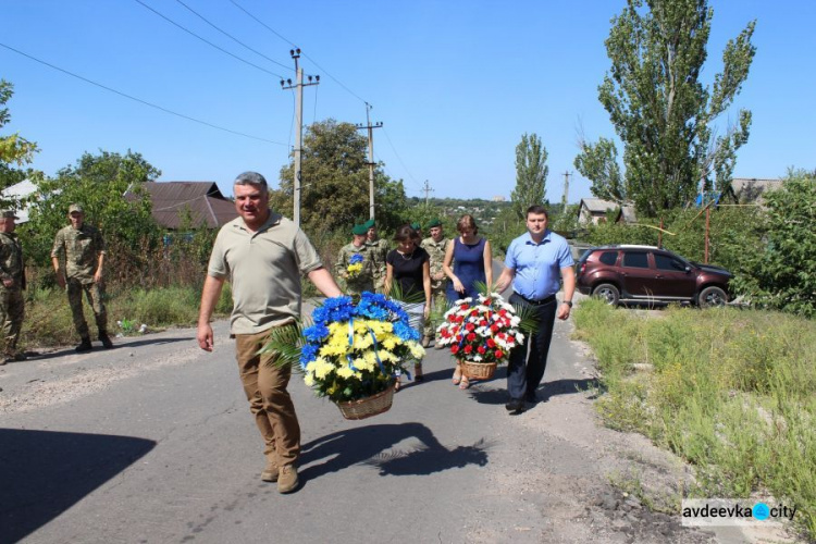 День независимости Украины отметили в Авдеевке молитвой, медалями, песнями и возложением цветов (ФОТО)