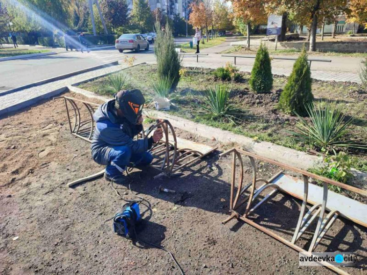 В Авдіївці біля ринку облаштували велопаркінг та пішохідні тротуари