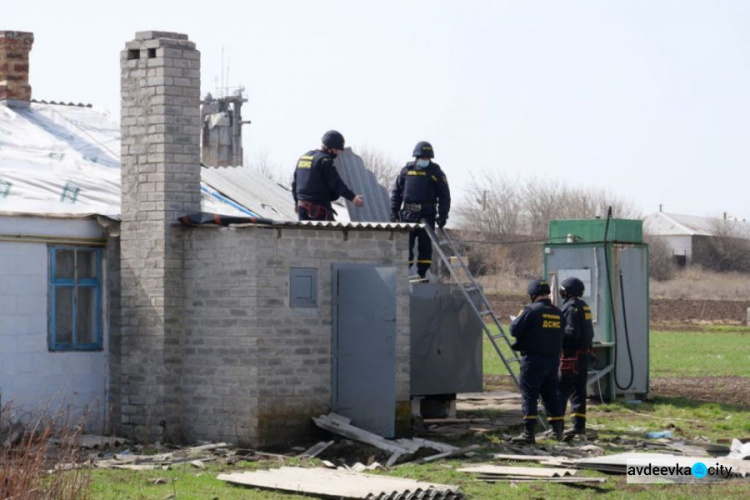 В Авдіївці рятувальники продовжують відновлювати постраждалі будинки