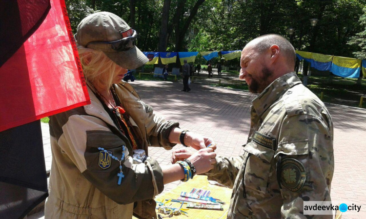 Бульвар в прифронтовой Авдеевке заполонили флаги с пожелания мира в Украине (ФОТОРЕПОРТАЖ)