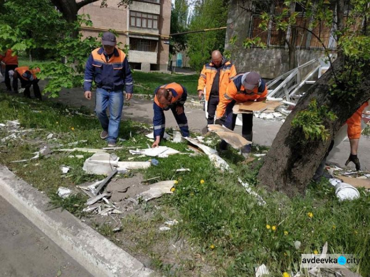 Авдіївські комунальники прибирають житлові квартали міста після обстрілів