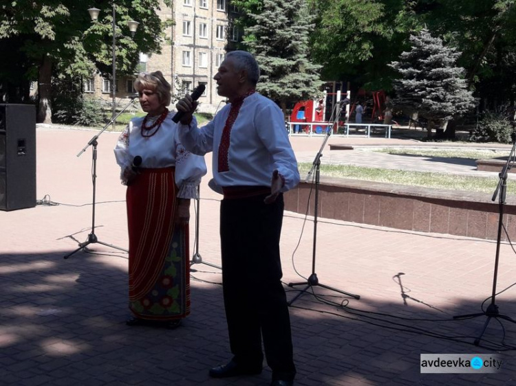 В Авдіївці співали, танцювали, нагороджували та віддавали шану захисникам: фотозвіт