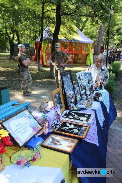 День независимости Украины отметили в Авдеевке молитвой, медалями, песнями и возложением цветов (ФОТО)