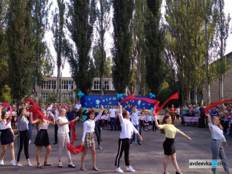 Фоторепортаж: День знаний в Авдеевке - вышиванки, юбилей, улыбки и слёзы