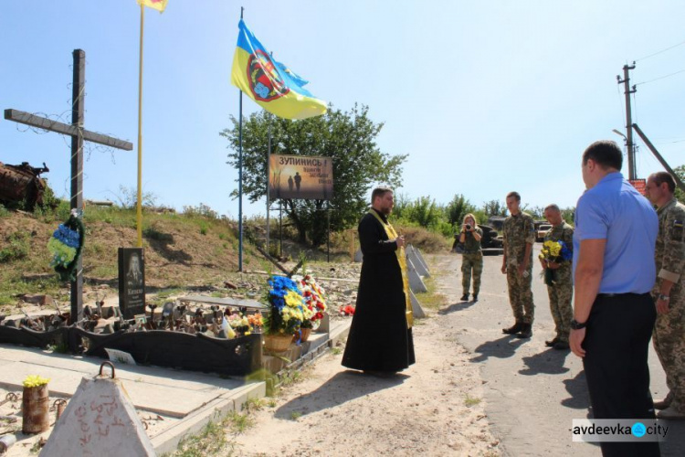 День независимости Украины отметили в Авдеевке молитвой, медалями, песнями и возложением цветов (ФОТО)