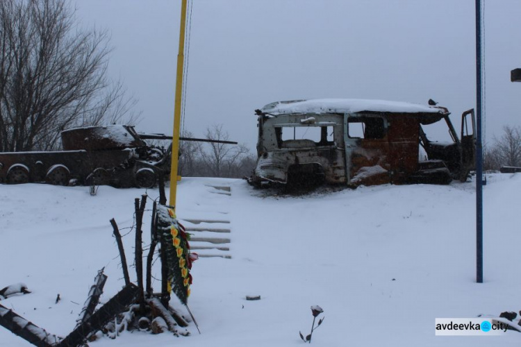 В районе авдеевской «промки» под снегопадом возложили цветы к памятнику героям