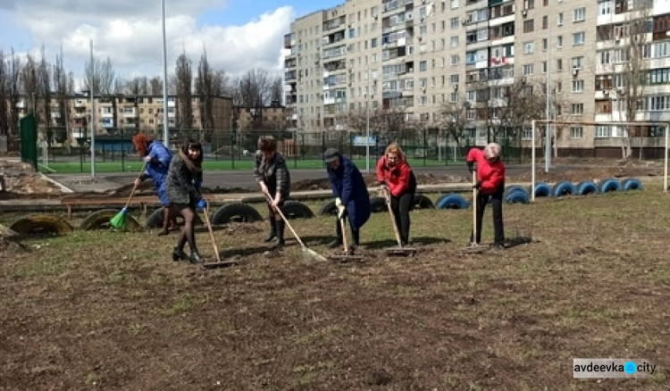 Працівники структурних підрозділів ВЦА Авдіївки влаштували велике прибирання