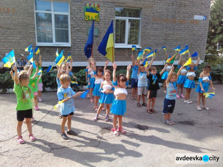 В детских садах Авдеевки отпраздновали День Флага (ФОТООТЧЕТ)