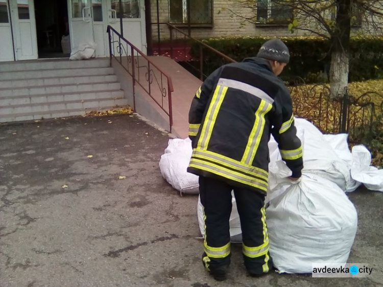  Красный Крест передал переселенцам в Донецкой области  около 300 кг одежды (ФОТО)