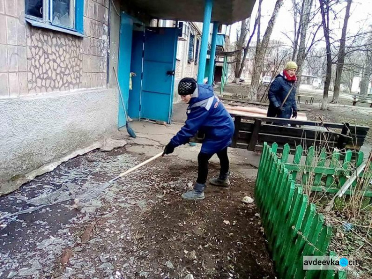 Комунальники Авдіївки продовжуть прибирати місто після обстрілів (ФОТОФАКТ)