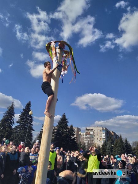 Народным гулянием в Авдеевке отметили последний день Масленицы 