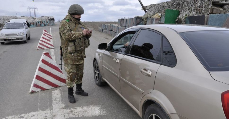 Утро у донбасских пунктов пропуска: очереди стали меньше