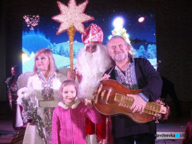 Дивовижна подорож Святого Миколая в Авдіївку: інтерактивне шоу, жива музика, дитячий захват (ФОТО)