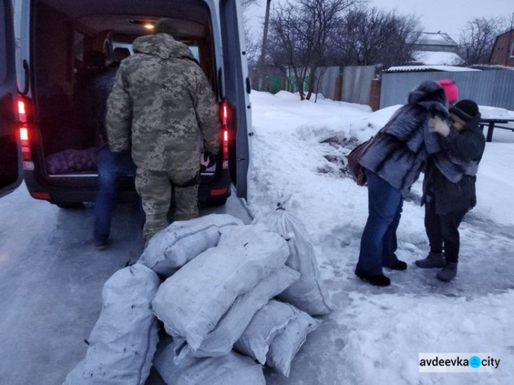 Авдеевские "симики" и волонтеры не оставили без помощи жителей прифронтового района (ФОТО)