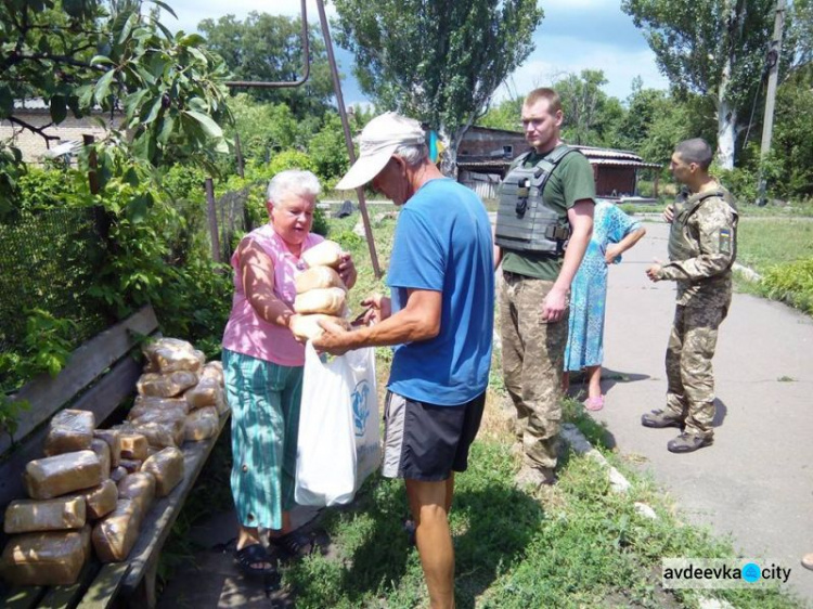 Авдеевские "Симики" доставили жителям прифронтовых сел воду, хлеб и врачей (ФОТО)