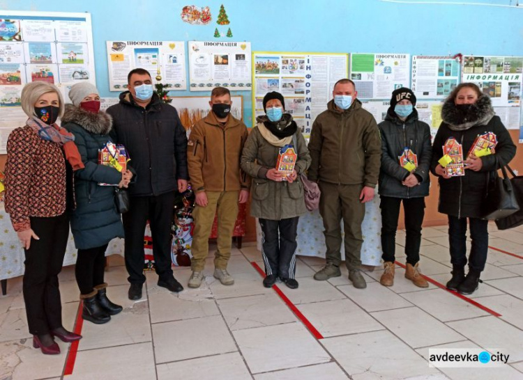 В Авдеевке детвора к Новому году получила сладкие подарки от ВГА (ФОТО)