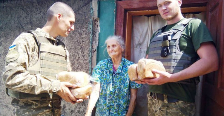 Авдеевские "Симики" доставили жителям прифронтовых сел воду, хлеб и врачей (ФОТО)