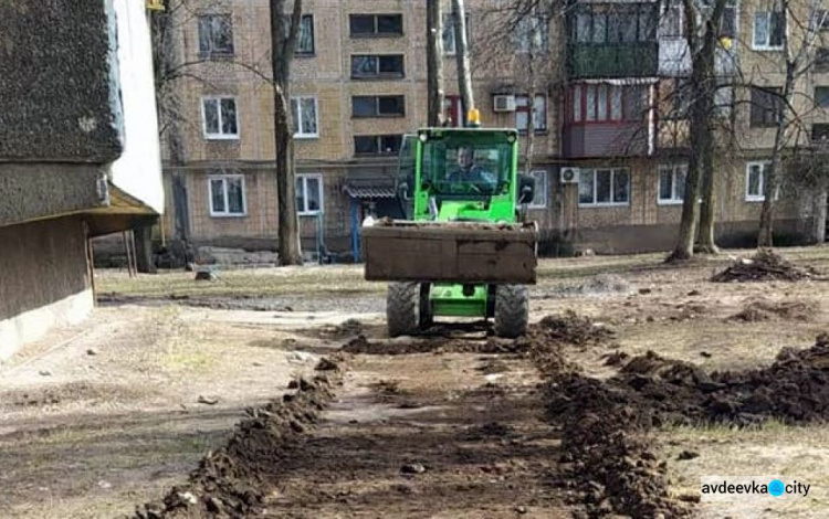 В Авдеевке коммунальщики продолжают обустраивать новые тротуары