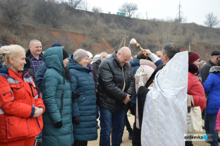 Сотни авдеевцев пришли окунуться в священную воду (ФОТОФАКТ)