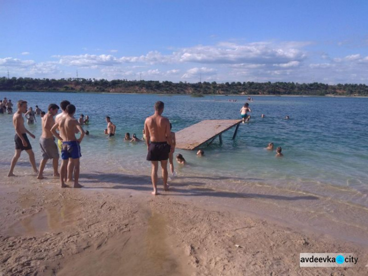 На авдеевских "Мальдивах" открыли пляжный сезон (ФОТО)