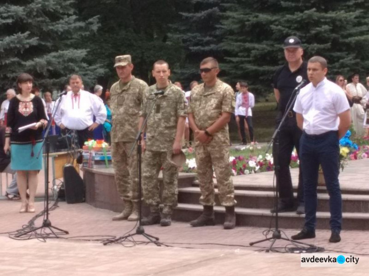 Прифронтовая Авдеевка ярко отмечает День Конституции Украины: ФОТОРЕПОРТАЖ