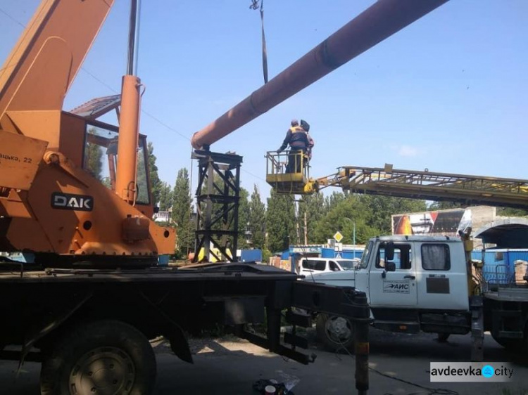 Підготовка до нового опалювального сезону у розпалі: авдіївські комунальники розпочали ремонт компенсатора