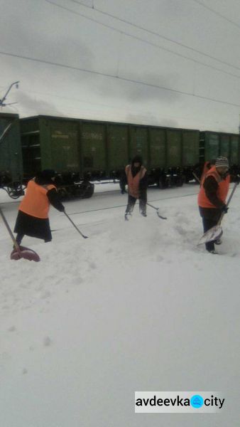 Железнодорожники Донбасса вступили в бой со стихией: опубликованы фото