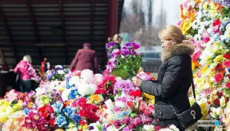 Авдеевцев просят отказаться от пластиковых венков в поминальные дни