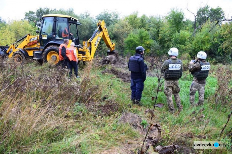 Восстановление разбитых обстрелами домов, спасение от взрывов и помощь на КПВВ: как прошла неделя спасателей Донбасса (ФОТО)