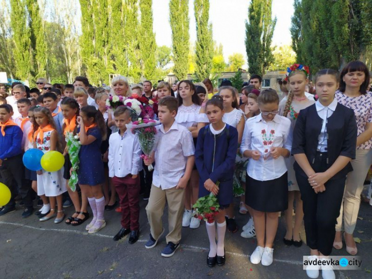 Первый звонок в авдеевских школах: торжественные линейки, шары и награждения (ФОТО)