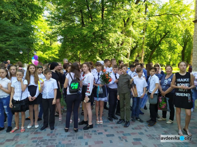 В школах Авдеевки ярко и трогательно отшумели последние звонки (ФОТОРЕПОРТАЖ)