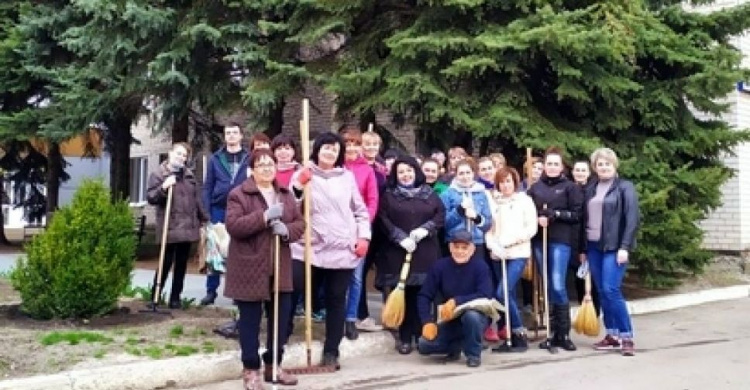 Працівники структурних підрозділів ВЦА Авдіївки влаштували велике прибирання