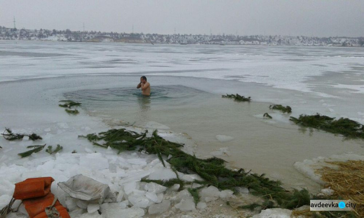 Фоторепортаж с Крещения в Авдеевке: Жители и гости города массово ныряют в прорубь