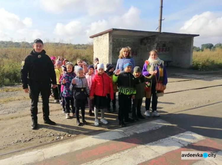 В опорній школі Авдіївки першачки долучилися до місячника Правил дорожнього руху