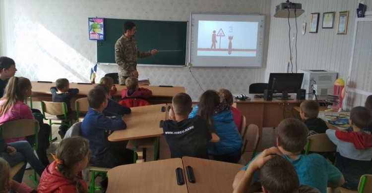 Авдеевские «симики» рассказали школьникам о боеприпасах (ФОТО)