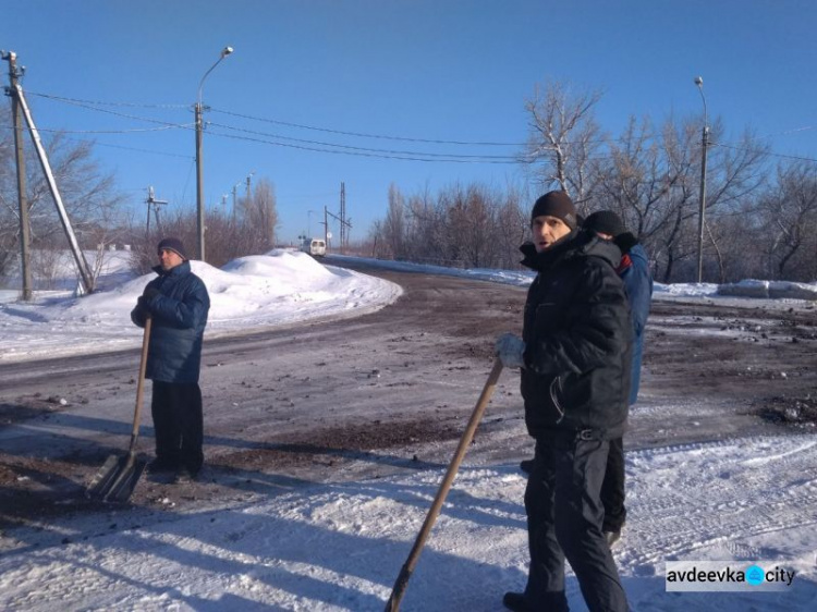 Авдеевка: дорога через железнодорожный переезд стала безопаснее (ФОТОФАКТ)