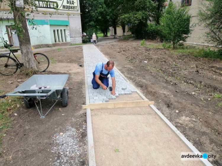 Коммунальщики Авдеевки обустроили новые пешеходные дорожки