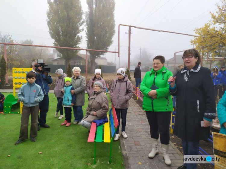 Детвору в старой части Авдеевки порадовали новым местом отдыха: фоторепортаж