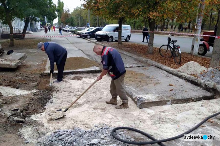 В Авдеевке коммунальщики делают город удобным для маломобильных горожан 