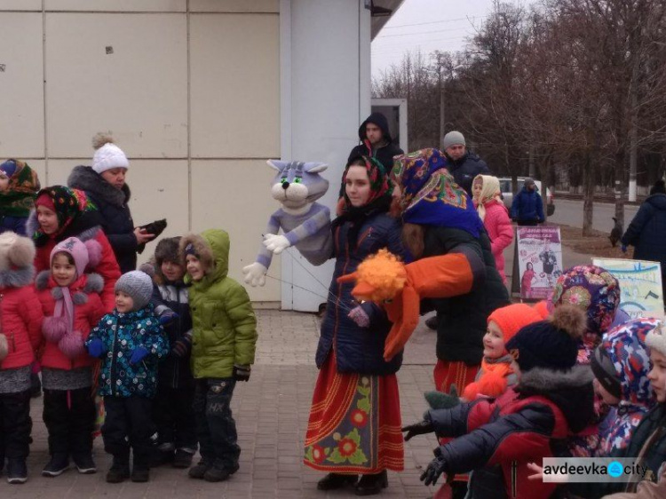 “Ёлочка, гори!”: в Авдеевке торжественно открыли главную городскую елку (ФОТО)