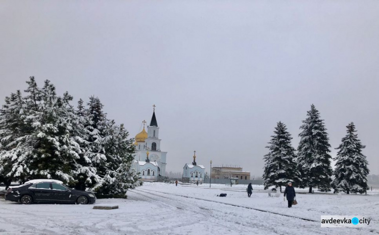 В Авдеевке выпал снег (ФОТОФАКТ)