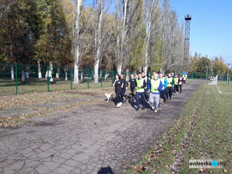 Полиция и дети приобщились в Авдеевке к спортивному марафону