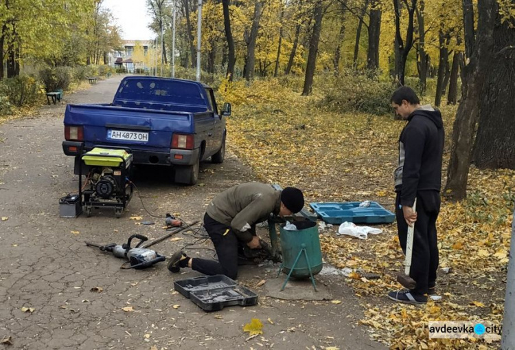 Жители украинского Нью-Йорка при поддержке Метинвеста благоустраивают в поселке парковую зону