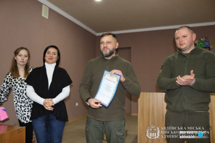 В Авдіївці переможцям олімпіад вручили грамоти і смаколики